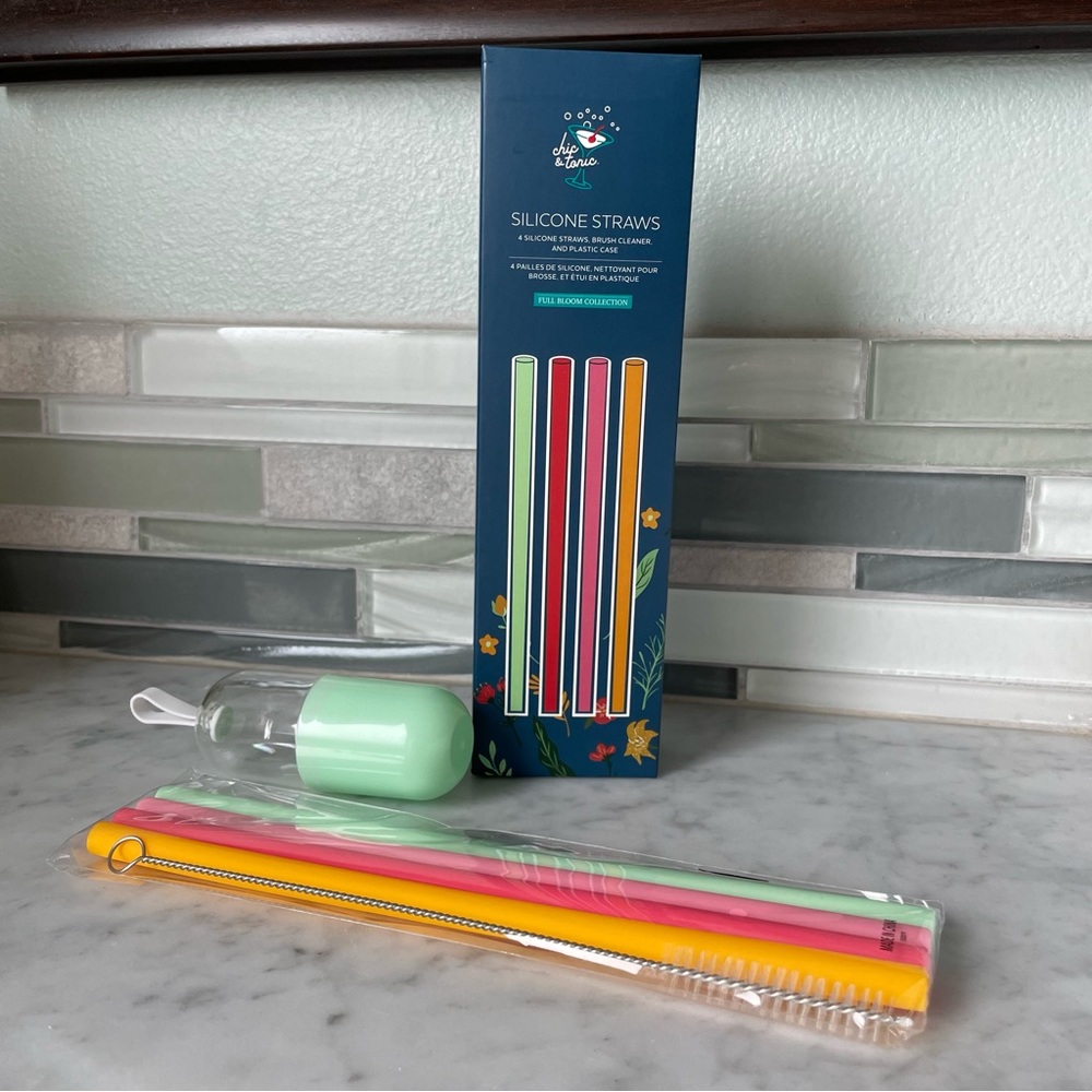 NWOT - Chic & Tonic - 4 Colorful Silicone Straws - Brush Cleaner - Carrying Case
